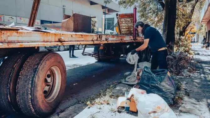 Orden y control del espacio público: se retiró un acoplado abandonado